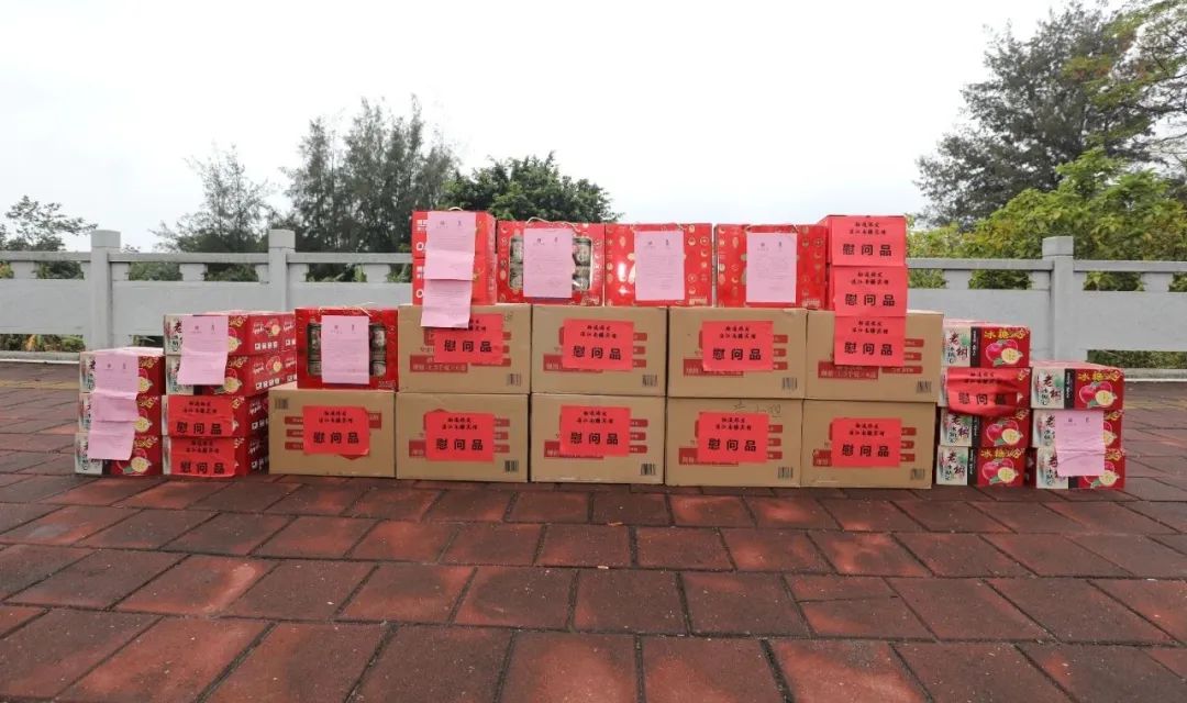 军港码头，融通旅发公司为护航官兵送来慰问大礼包