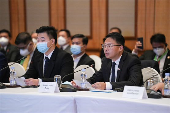 　　都乐中国总经理杨振宇先生向菲律宾总统介绍都乐在菲运营情况及对菲律宾榴莲准入后的期待