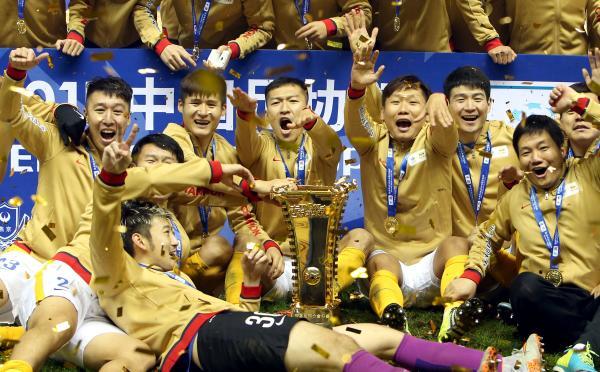 图说:2015赛季最终江苏苏宁夺得足协杯冠军.