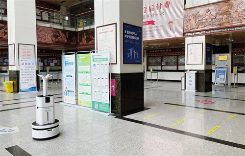 　　图2 贝叶斯智能雾化消毒机器人在连云港市中医院门诊大厅自动执行消毒任务