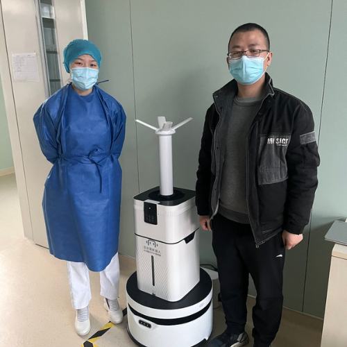 　　图1 连云港市妇幼保健院工作人员与贝叶斯智能雾化消毒机器人合影