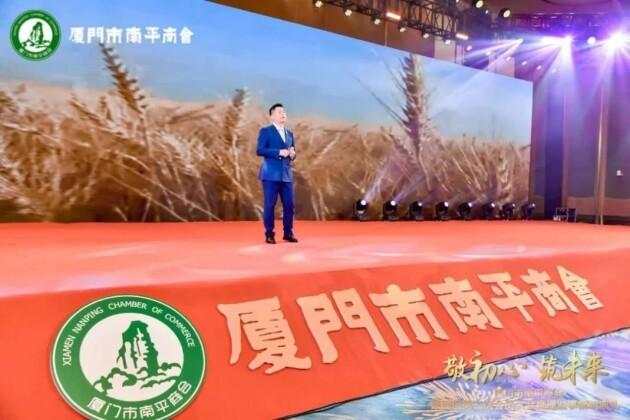　　厦门市南平商会选送 男生独唱歌曲《多情的土地》俞宏伟