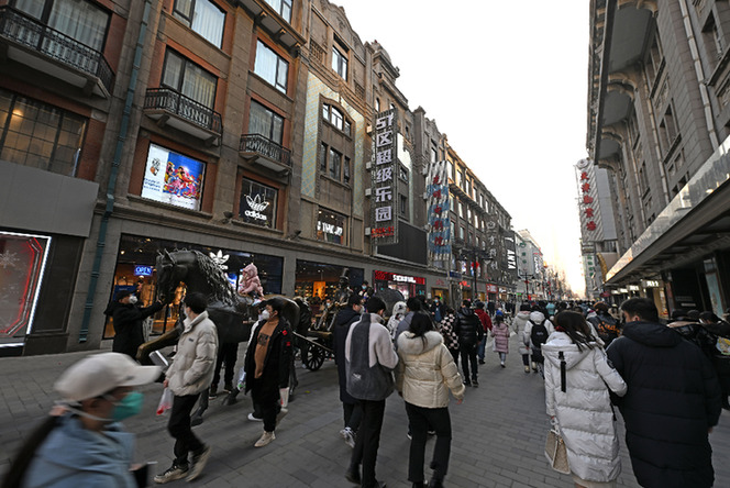 2022年12月31日,市民游客在天津市金街步行街购物休闲.
