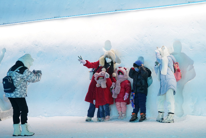 1月5日，游客在哈尔滨冰雪大世界园区游玩。新华社记者王建威摄