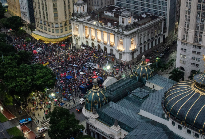 巴西数万民众上街游行 呼吁严惩强闯国会示威者