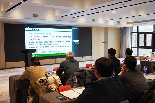 参会嘉宾在聆听李天来院士讲解如何加快推进中国特色设施园艺产业现代化（腾讯供图）