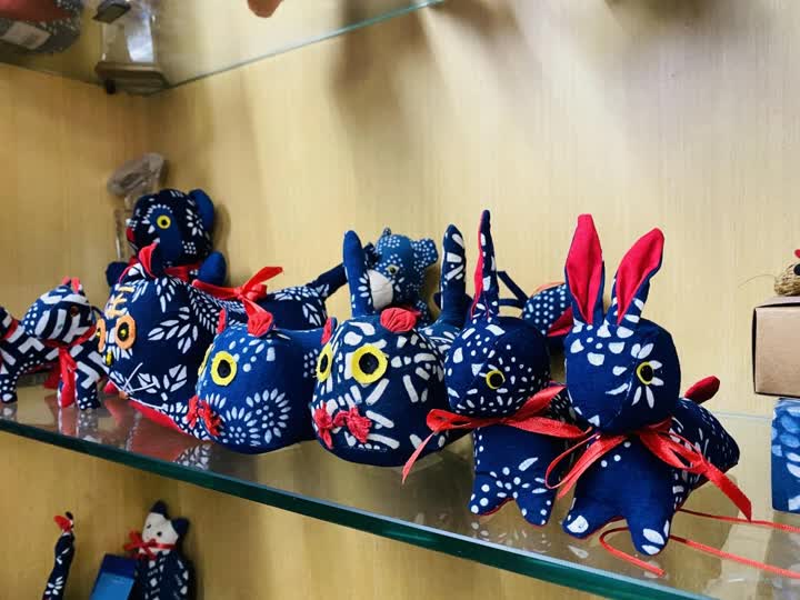 萌味十足 "生肖兔"蓝印花布玩偶亮相|南通市_新浪财经_新浪网