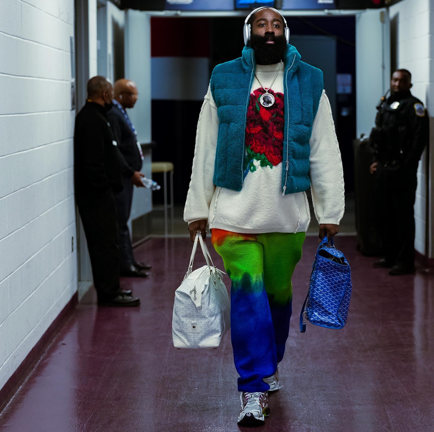 哈登穿绿衫亮相波士顿球迷欢呼