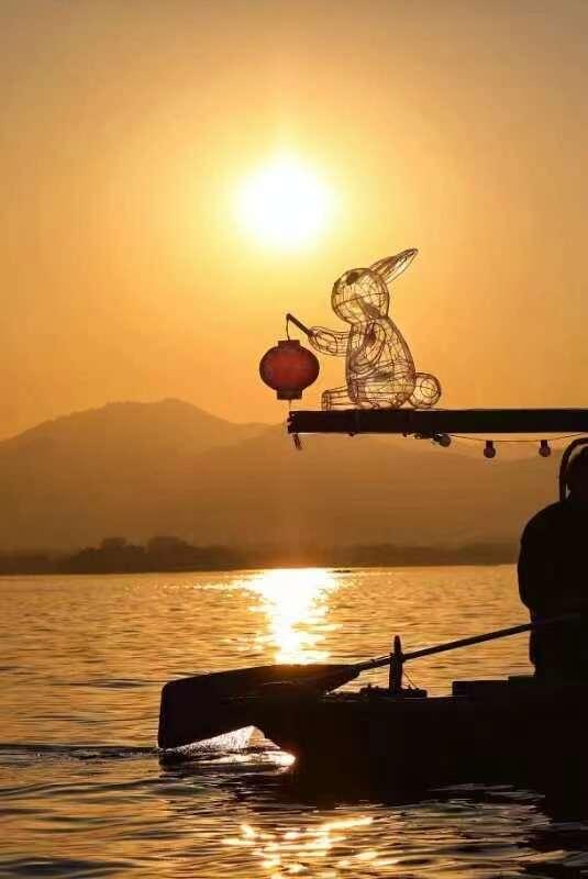 图一:"玉兔"吉祥物登上西湖游船,杭州的年味儿浓起来了.