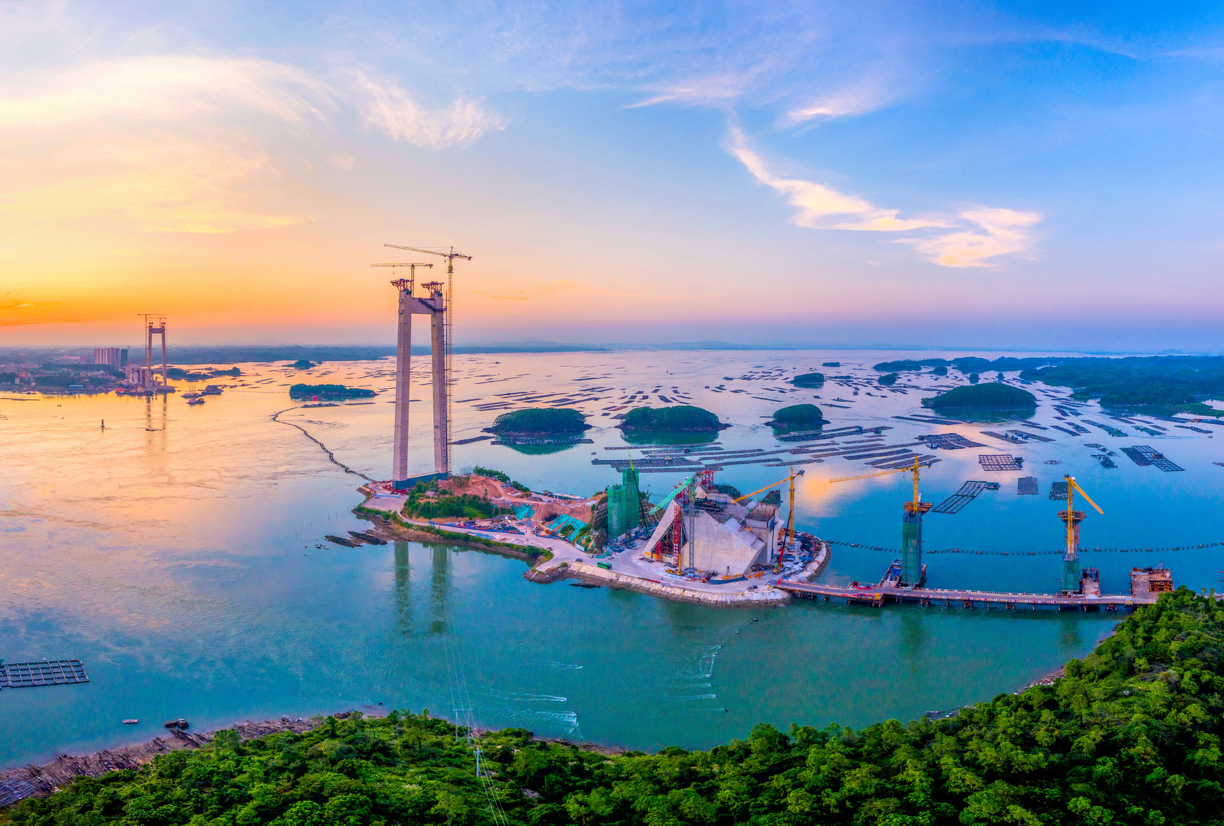 图为广西最长跨海大桥——龙门大桥全面进入主缆架设阶段