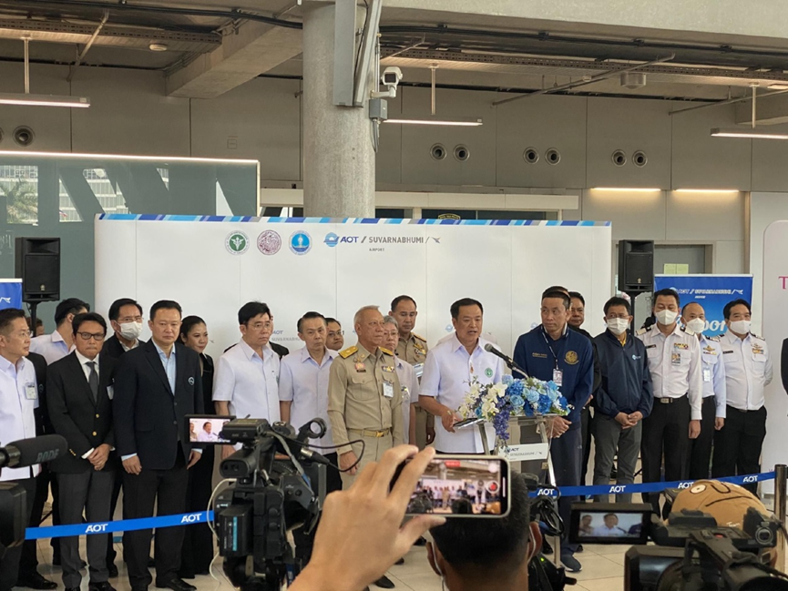 泰国副总理阿努廷在曼谷机场发言，欢迎中国游客  图：京报网