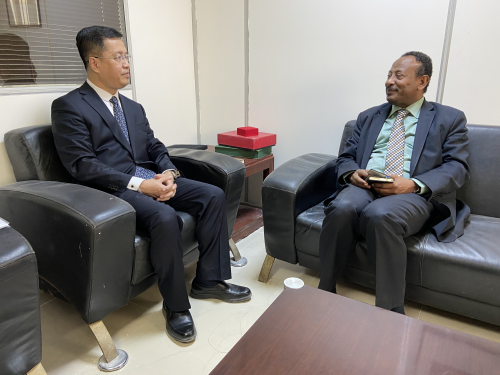 驻苏丹使馆临时代办张向华拜会苏外交部亚洲司司长穆罕默德