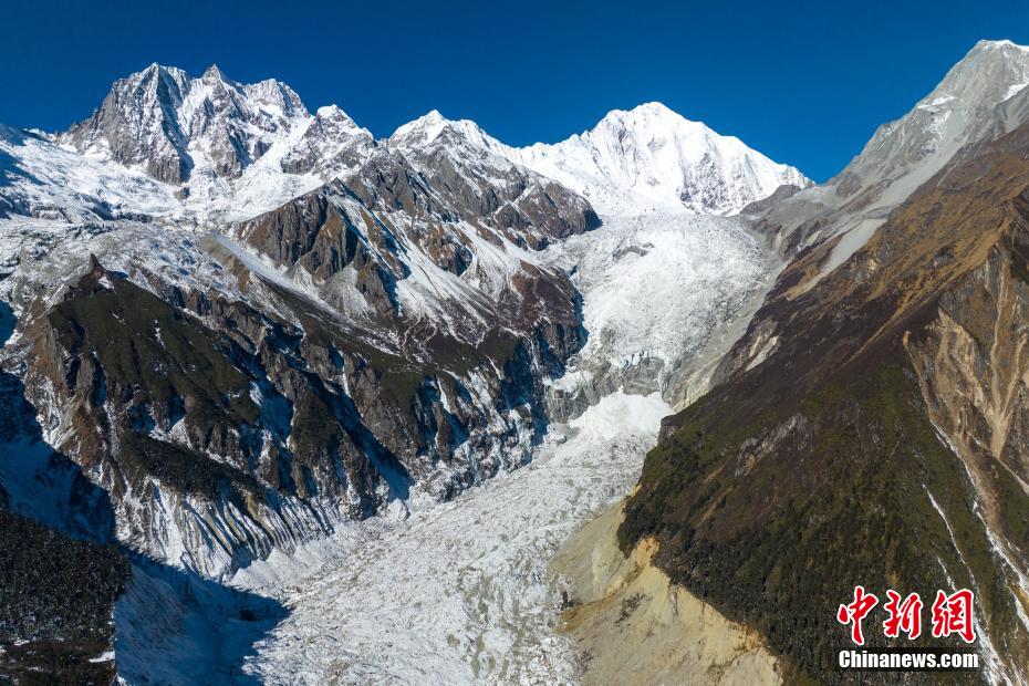 航拍震后的贡嘎山海螺沟冰川冰瀑布 雄伟壮观依旧|航拍_新浪财经_新浪