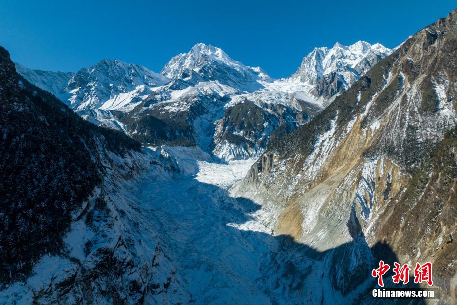 图为航拍的贡嘎山海螺沟冰川.刘忠俊摄