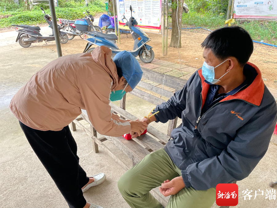 李玉燕为村民打针.张野 摄