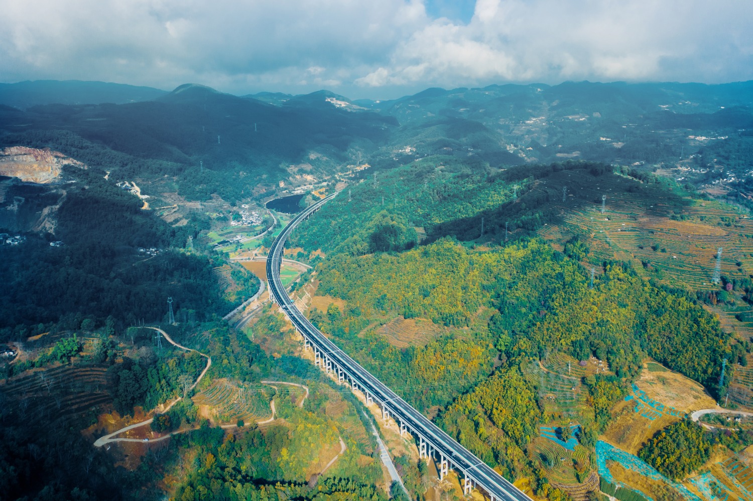 图为云南省昌宁至保山高速公路