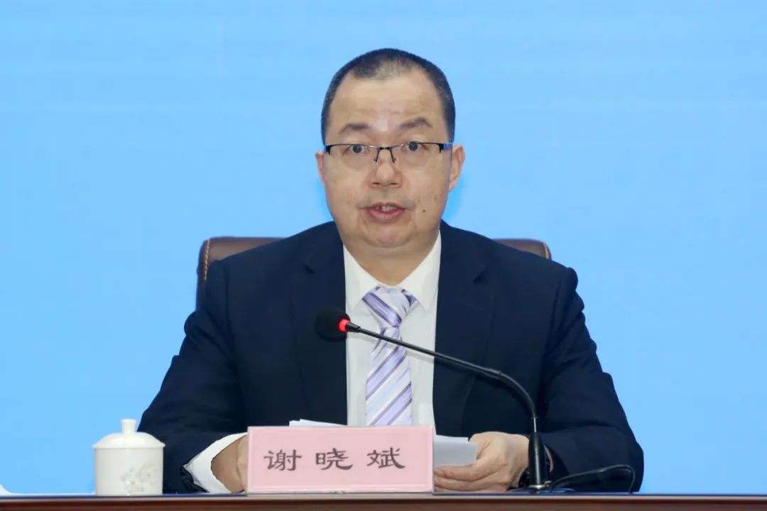市卫生健康局副局长,市防控指挥办综合组副组长谢晓斌回答记者提问.