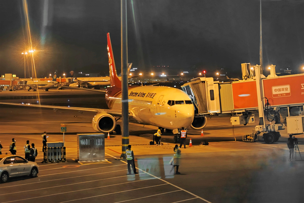 “乙类乙管”政策实施后首个抵达深圳机场的入境客运航班ZH9024停靠在T3航站楼。金罗 摄