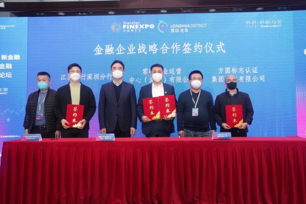 　　(签约现场)