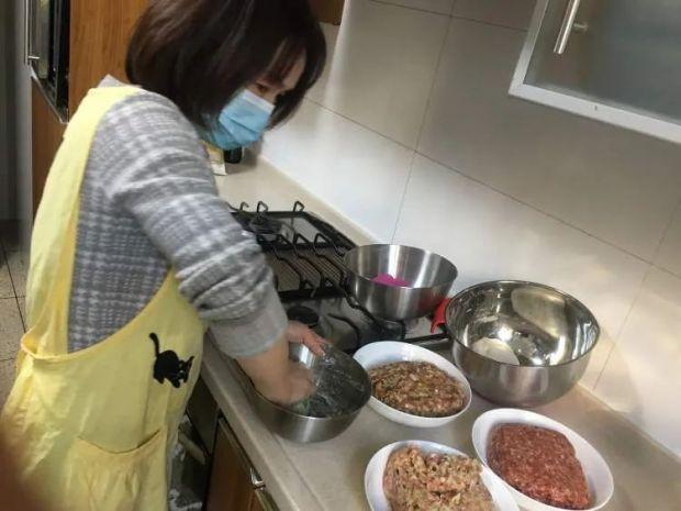 朱阿姨在夏老伯家做饭/受访者供图