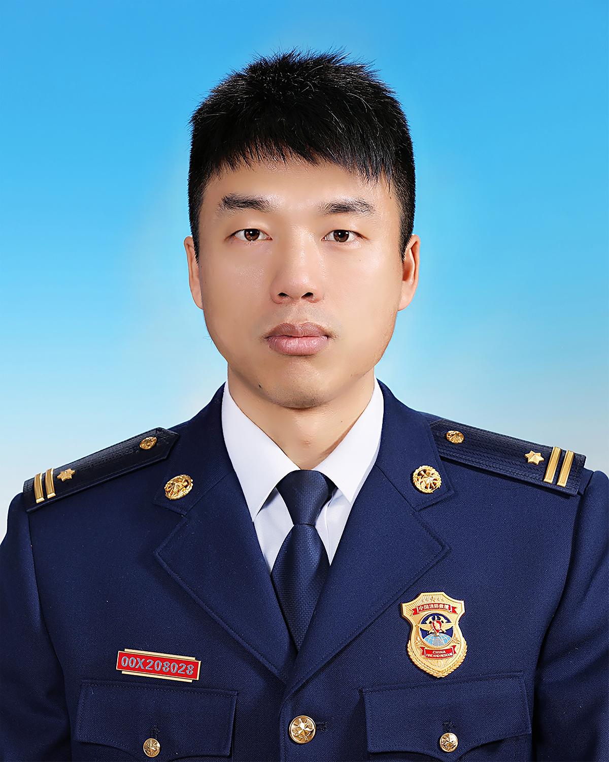 杨亚伟,中国消防救援学院学院管理部学员十六队队长,北京书法家协会
