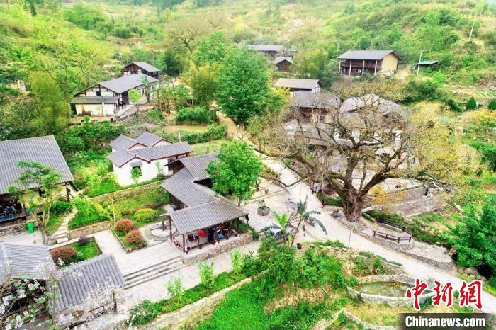 图为三建乡绿春坝村保家楼人居环境整治发展乡村旅游。 重庆丰都县乡村振兴局供图