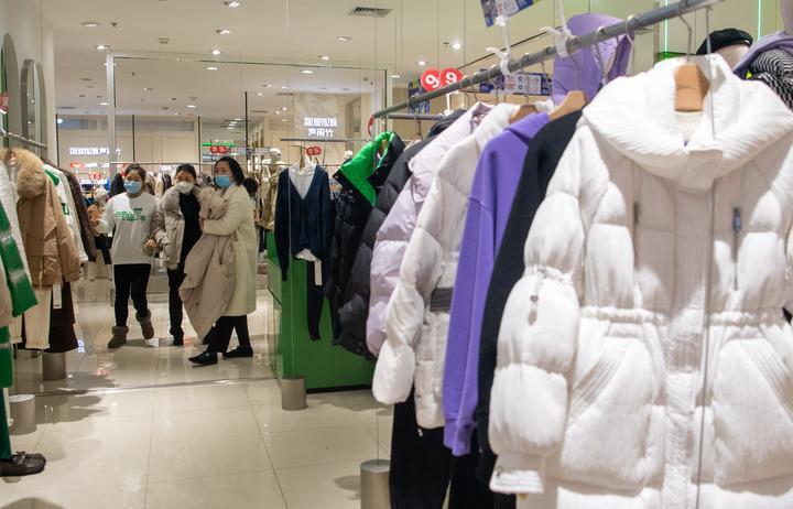 12月23日,在位于重庆解放碑商圈的标志性商场——重百大楼内,市民游客