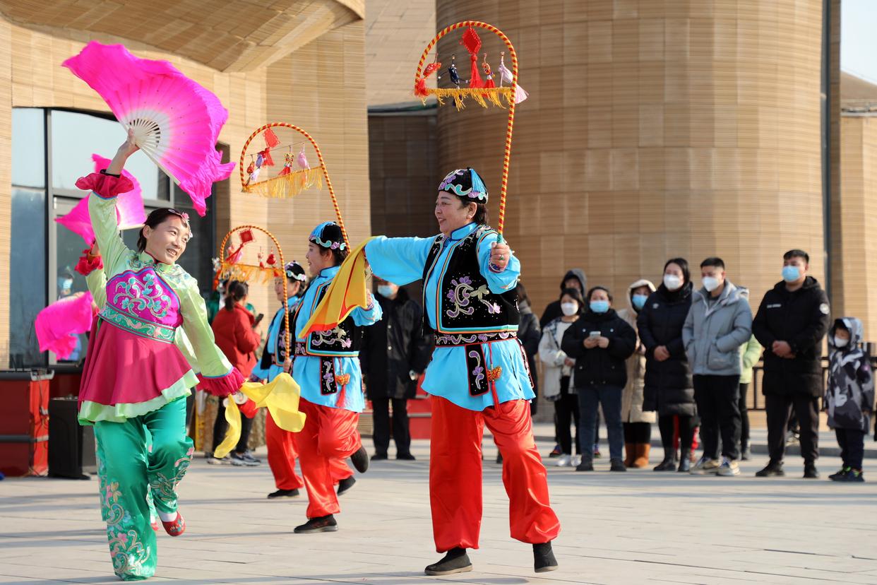 1月10日,石家庄市井陉县庄旺拉花队演员在井陉县南横口村表演井陉拉花