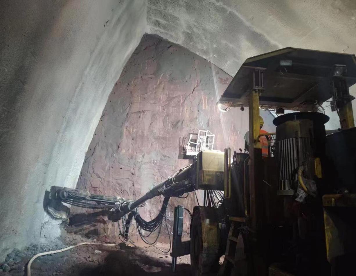 成绵高速公路扩容项目马鞍山隧道建设施工中.蜀道集团供图