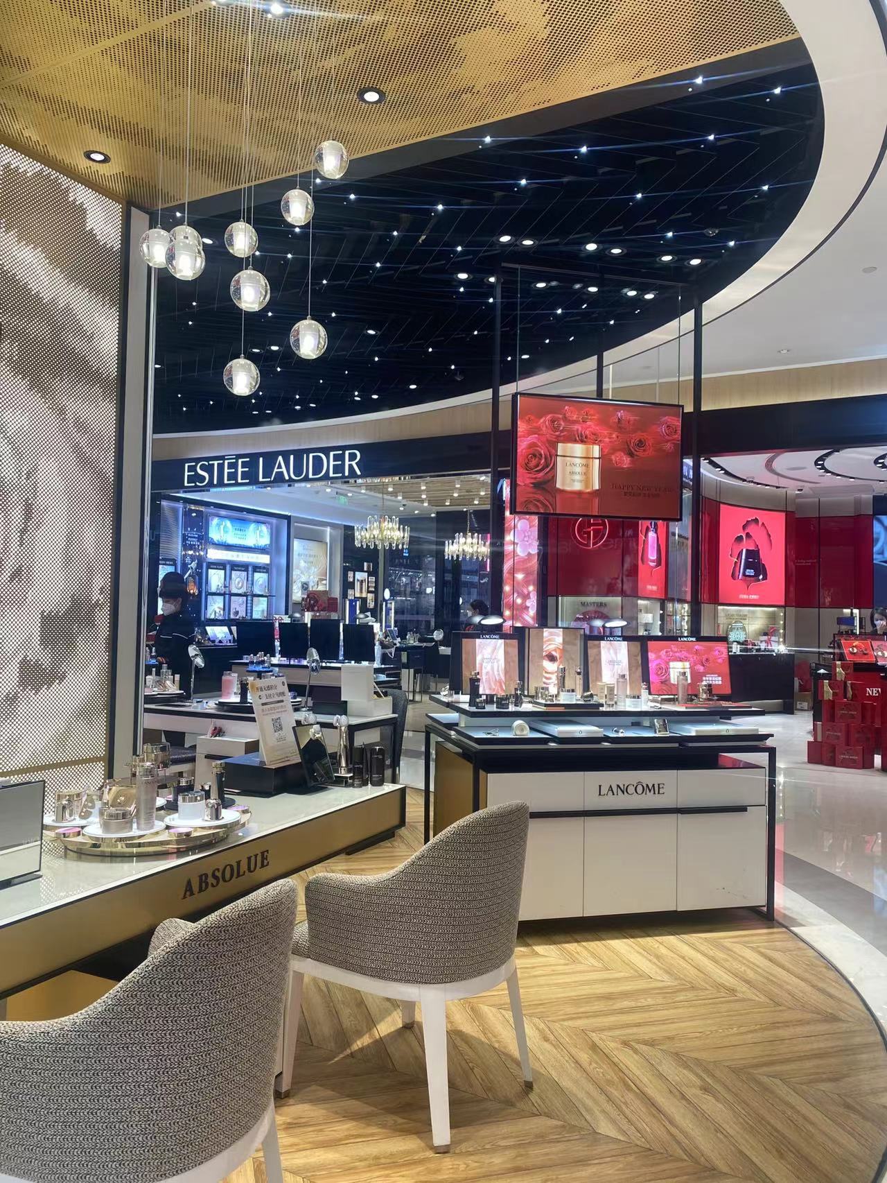 杭州湖滨银泰商场一楼美妆专柜,财联社记者拍摄