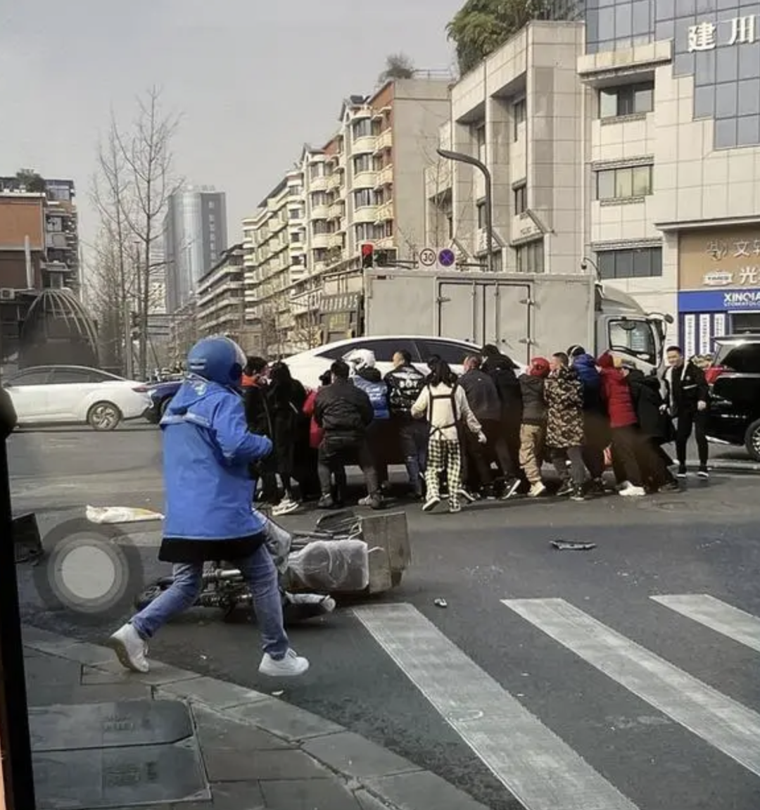 车底：骑手小哥又救人了！成都抬车救人市民找到了 平台奖励！