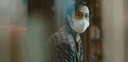 ▲《我不是药神》里戴三层口罩的白血病患者