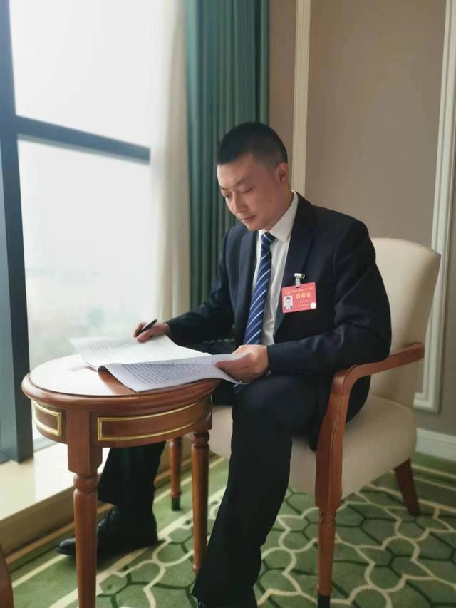 省人大代表、国网资阳供电公司高压分公司经理、党支部副书记蔡世平。（受访者供图）