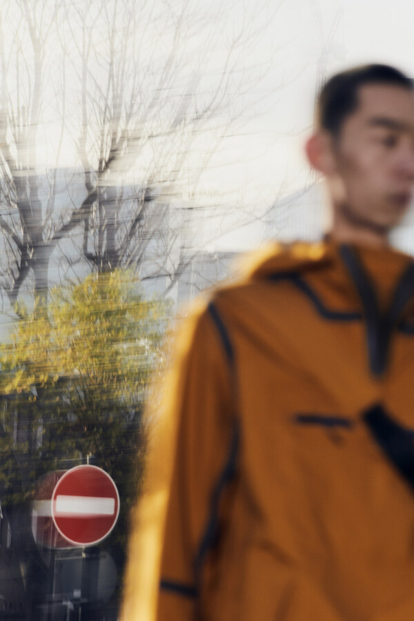 　　图2 DESCENTE x Paul Smith联名系列梭织上衣
