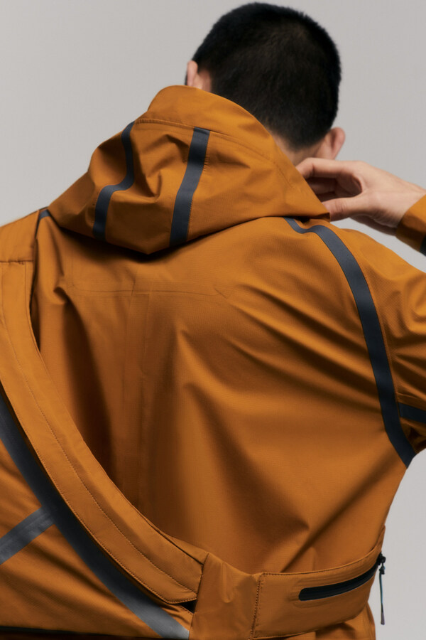 　　图3 DESCENTE x Paul Smith联名系列梭织上衣