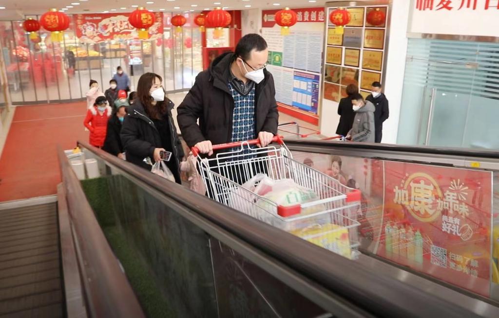 市民在临夏市百盛超市天元广场店购物.(新华社记者马莎 摄)