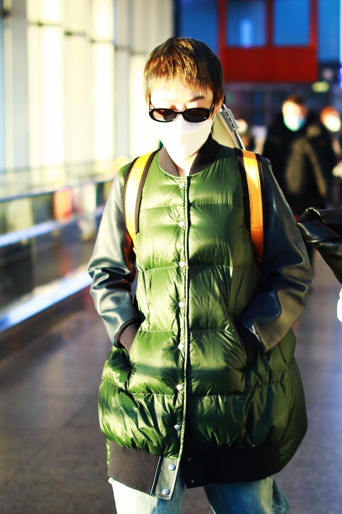 曾轶可穿绿色羽绒服首都机场出发 元旦演出风波后首次现身