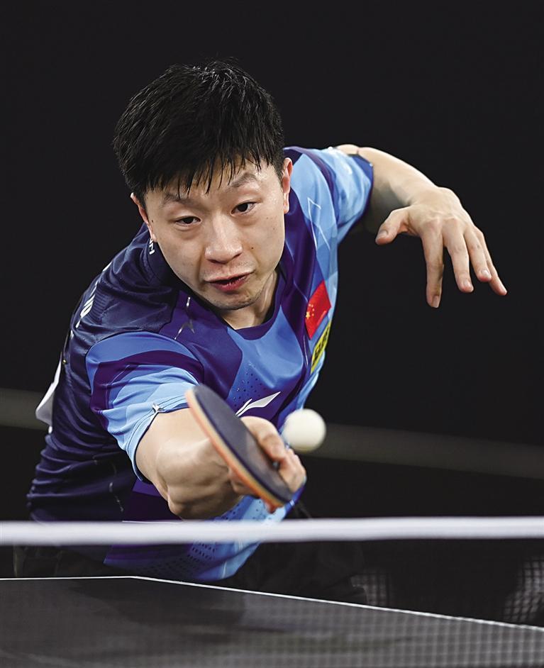 马龙在比赛中回球 新华社照片