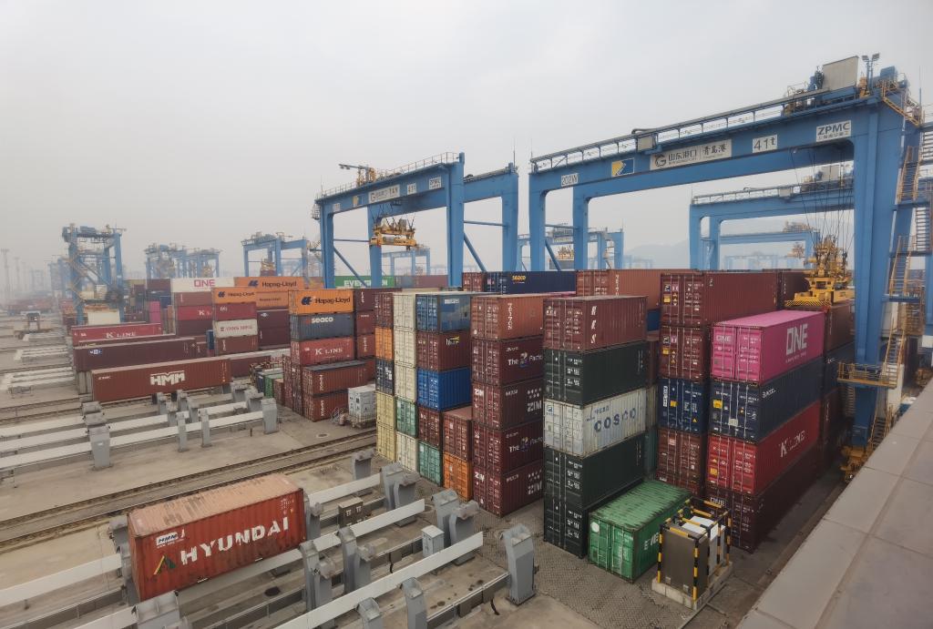 正在作业中的青岛港全自动化集装箱码头堆场.(新华社记者王凯 摄)