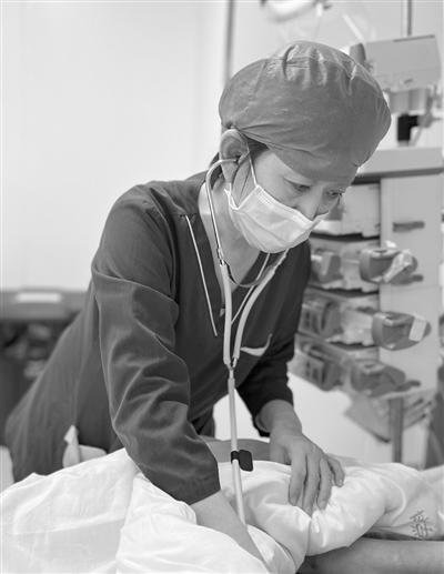 市五院重症医学科主任孙晓旭为患者听诊.张文魁摄