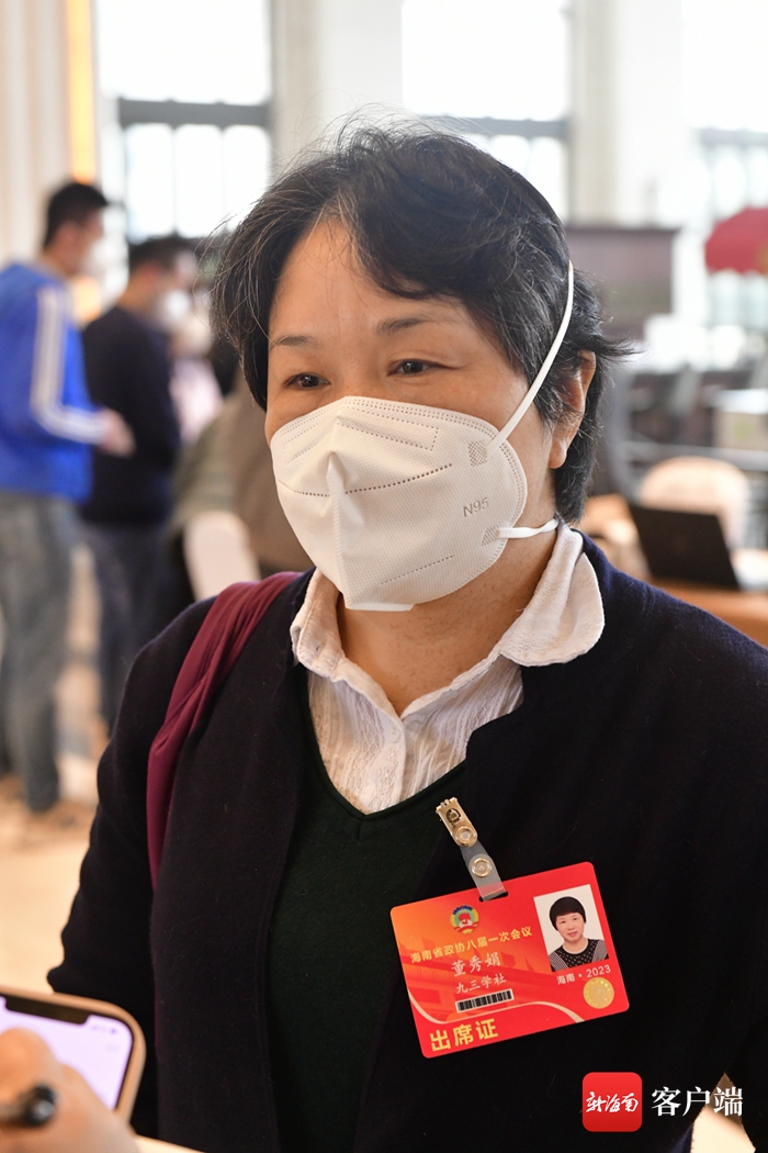 海南省政协委员,海南省妇女儿童医学中心血液肿瘤科主任董秀娟接受