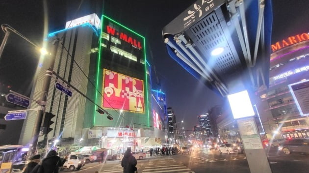 《韩国经济》记者近期拍摄的“W购物中心”（图左）建筑外观。 图源：环球网