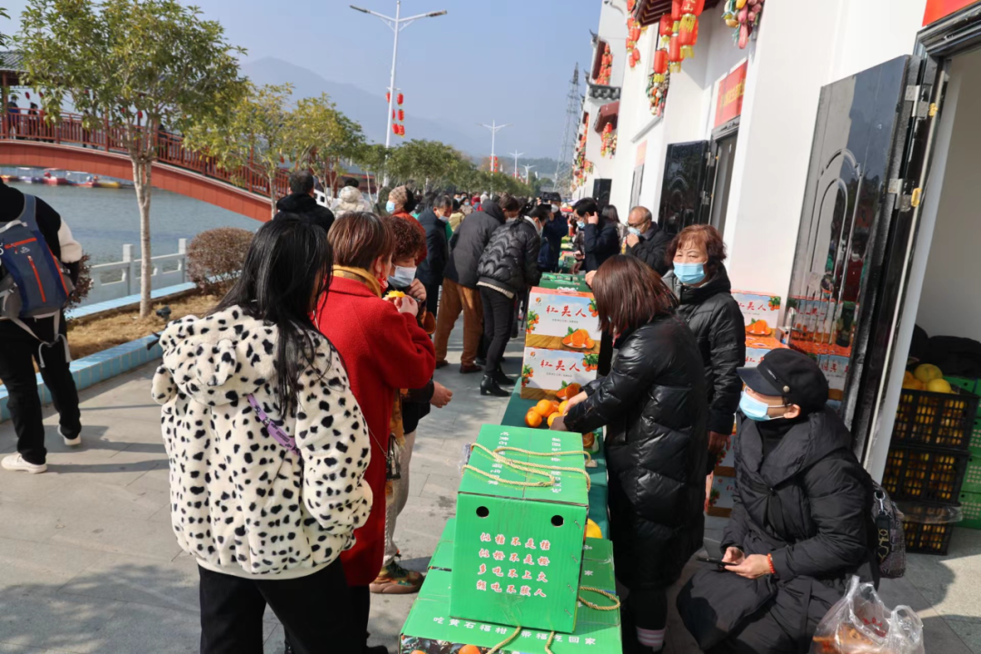 1月11日，在湖北省大冶市刘仁八镇年货节现场，群众正在采购年货。新华社记者王自宸 摄