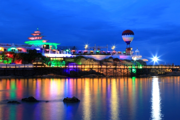 夜晚的碧螺塔海上公园.