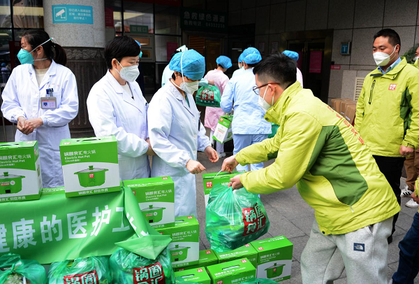 　　锅圈食汇华中省区代表向湖南省妇幼保健院捐赠食材