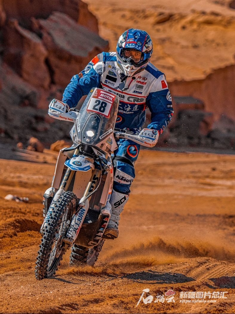 2022年1月,扎克尔·牙克甫在达喀尔拉力赛中的比赛场景(资料图片).