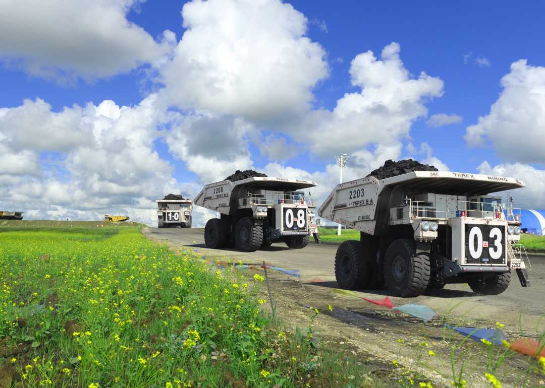 图为国家能源集团雁宝能源宝日希勒露天煤矿220吨煤炭运输车辆正在