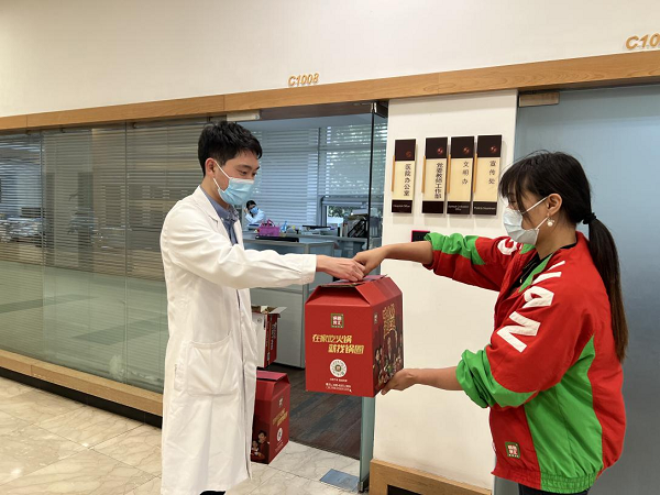　　锅圈食汇华东省区代表向上海中医药大学附属曙光医院捐赠食材