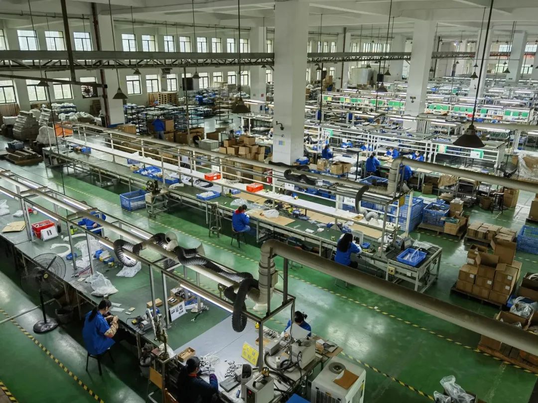 2022年12月14日,广东健博通科技股份有限公司忙碌的流水车间,工人们