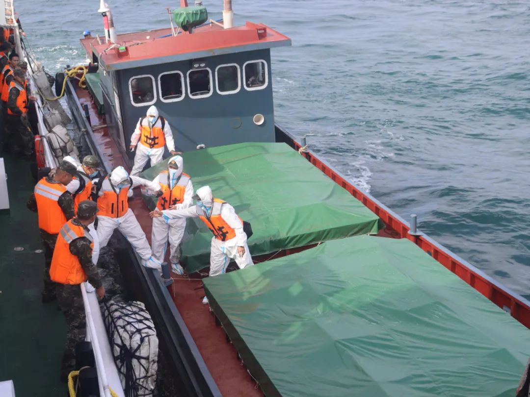 福建漳州海警局执法员跳帮登临嫌疑船只检查(2022年11月17日傅仰坤